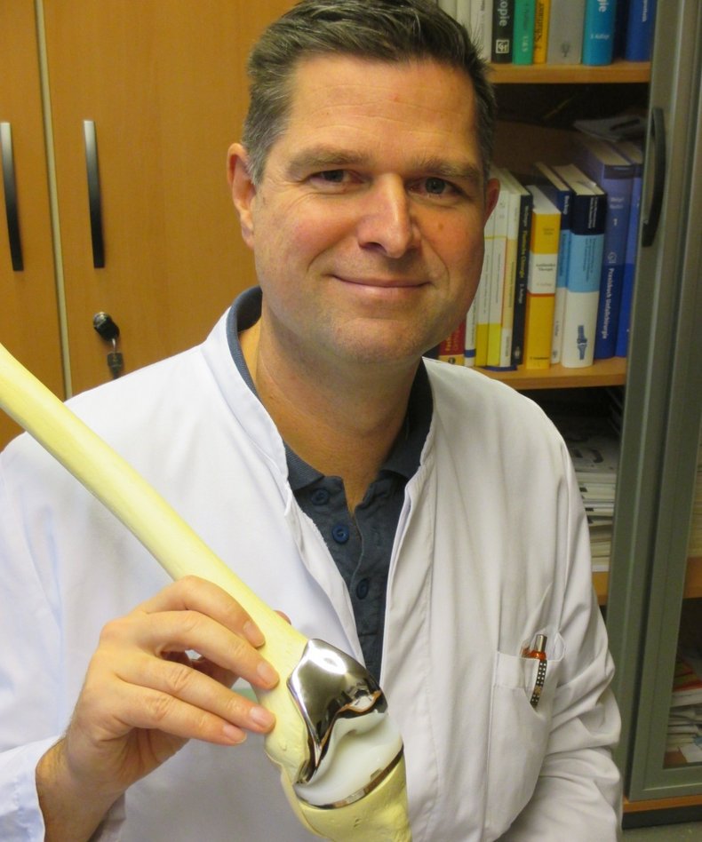 Dr. med. Jens Rossek mit Knieprothese